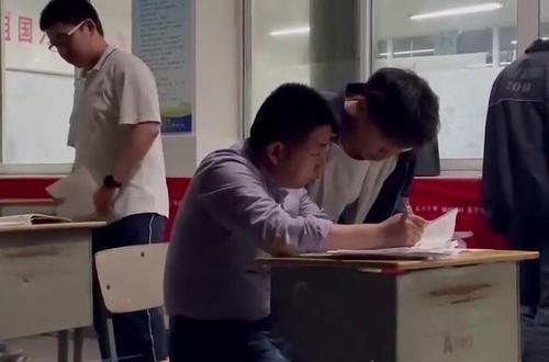高三老师走廊摆摊引热议，这种摆摊是不是令人感动?