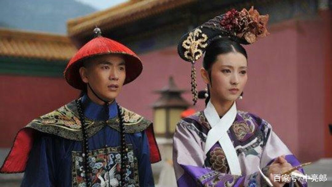 甄嬛传：温实初在沈眉庄房间的那一夜，为什么太监和宫女没去告密？