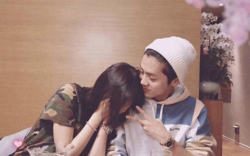 陈佩斯节目中爆料鹿晗和关晓彤已被父母催婚，两人好事将近了吗？