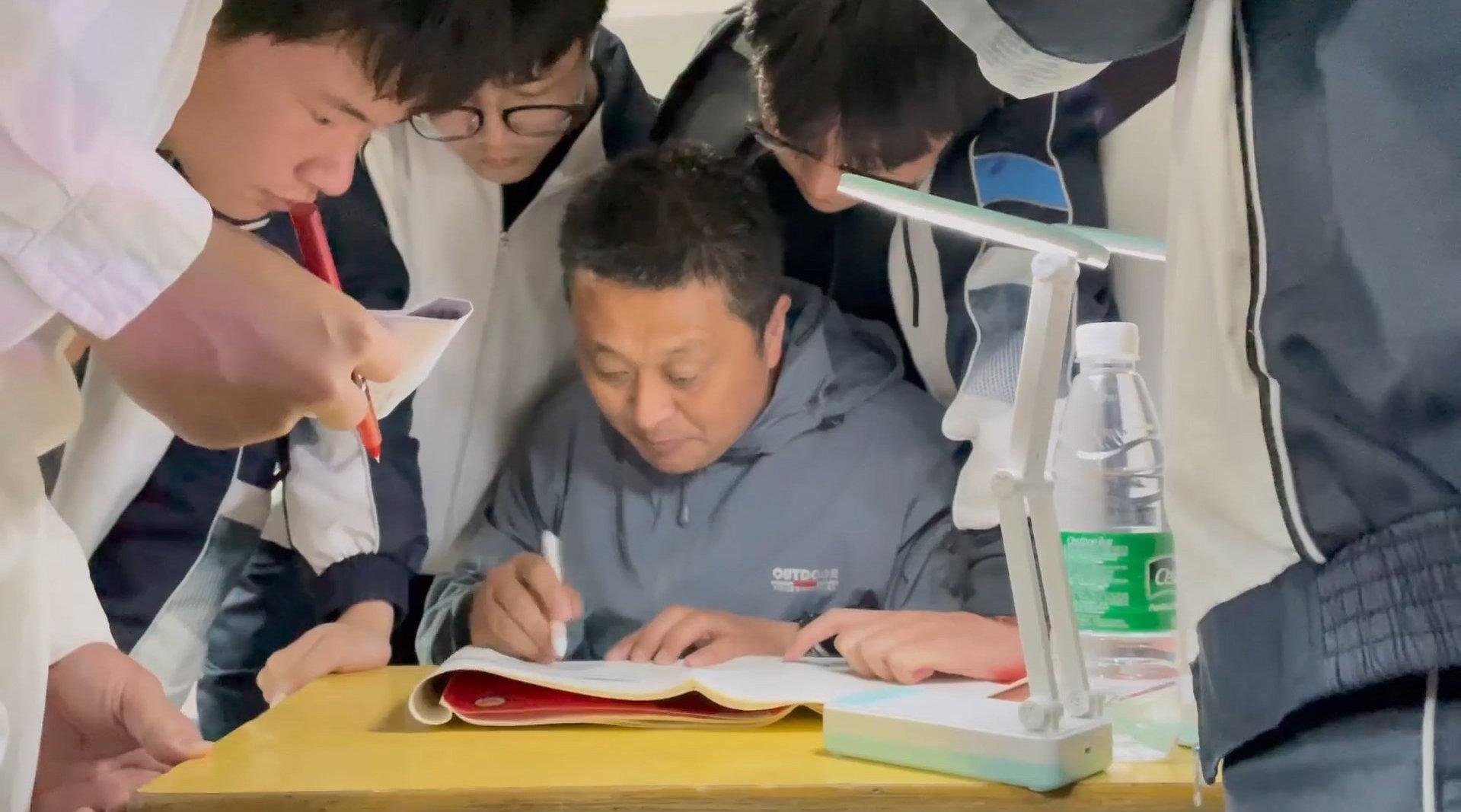 高三老师走廊摆摊引热议，这种摆摊是不是令人感动?