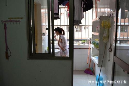 河南一大二女生在宿舍醒来，发现宿舍空无他物，当时的心情是怎样的？