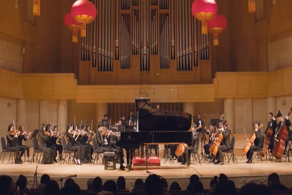 姚晨儿子演奏大鱼海棠，土豆穿小西装才气十足，有钢琴家的范儿吗？