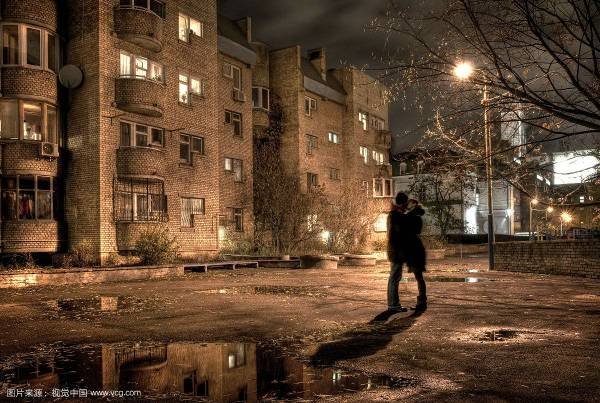 跪求一张非主流图片 是一对情侣在路灯下接吻的