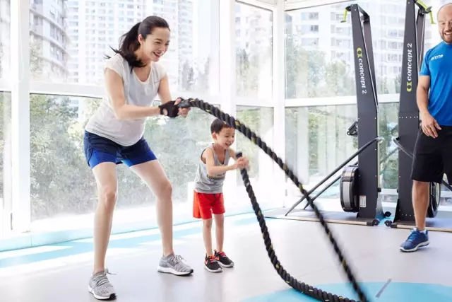 姚晨儿子演奏大鱼海棠，土豆穿小西装才气十足，有钢琴家的范儿吗？