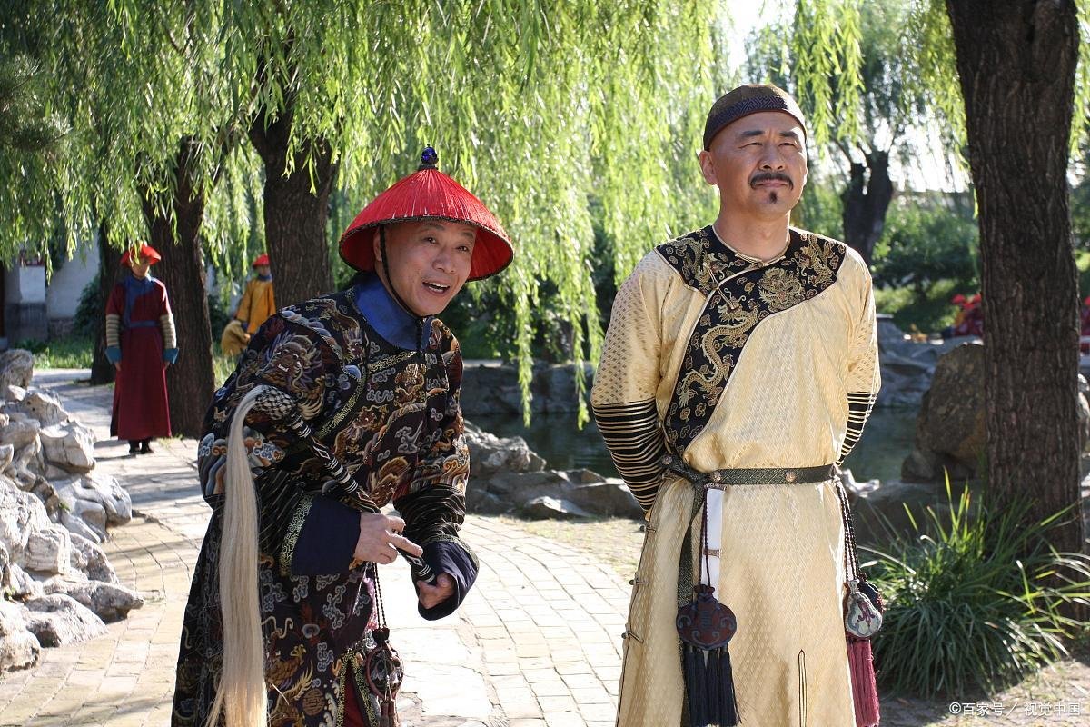 甄嬛传：温实初在沈眉庄房间的那一夜，为什么太监和宫女没去告密？