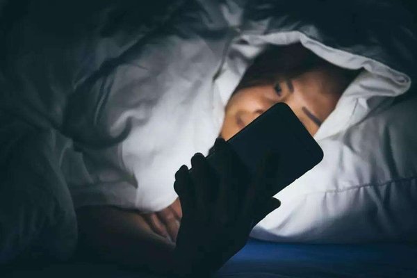 眼睛突然肿了，是怎么回事啊？