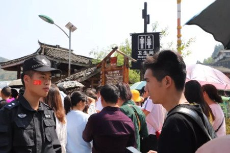 湖南大妈不购票强闯苗寨，并且还辱骂保安，该名大妈缺乏哪些素质涵养？