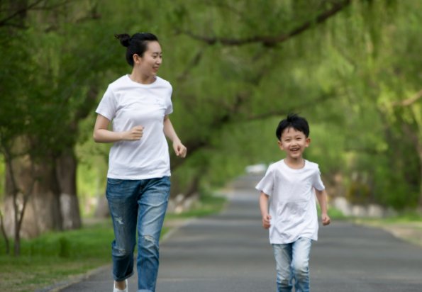 妈妈是个美女，作为她的儿子是一种怎样的体验？