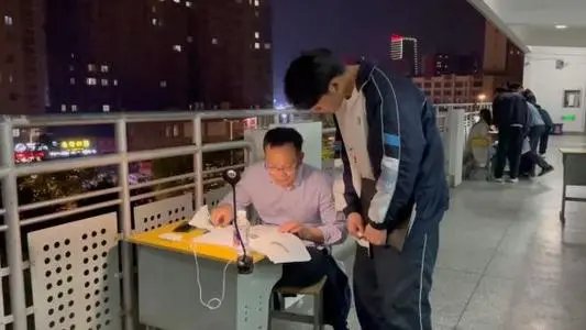 高三老师走廊摆摊引热议，这种摆摊是不是令人感动?