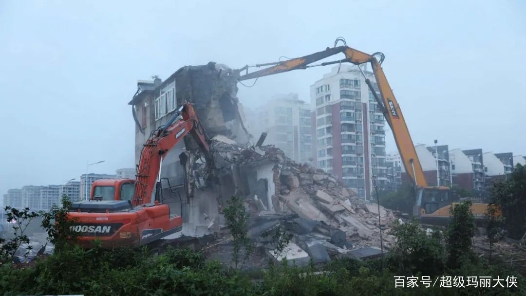 长沙最牛钉子户坚守12年开始拆了，十多年的等待真的值得吗？