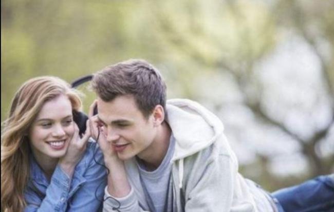 男朋友说,老婆在家乖乖的哦,等我赚大钱回来给你买花衣服,我怎么回