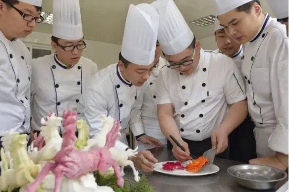 成都高校厨师因黄码不能入校，烹饪专业同学提前上岗，学生们是什么态度呢？