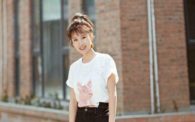 刘涛身着香芋紫羽毛裙温柔甜蜜，明星在公众场合如何穿搭能够显得端庄大方？