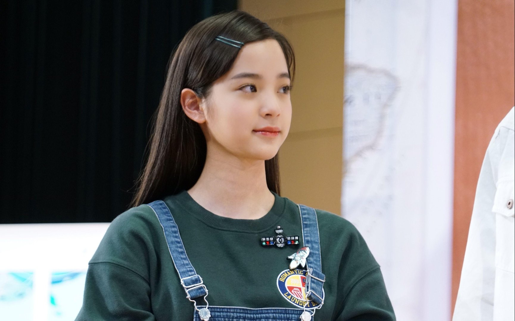 欧阳娜娜送张子枫定制吉他，这两位女孩的友谊你羡慕了吗？