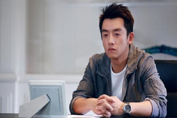 一个关系还行的同事被辞了竟然把我们都删了，我很生气怎么办？