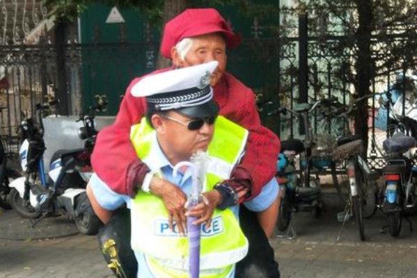 堵车路上，佛山一辅警背老人百米冲刺，为何网友盛赞？