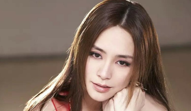 阿娇高中校服照曝光，你觉着阿娇是个怎样的艺人？