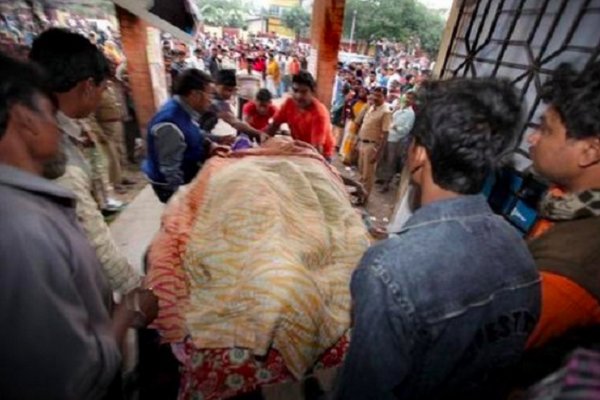 印度假酒案98人身亡，快速火化不报死讯，此案有何惊心内幕？