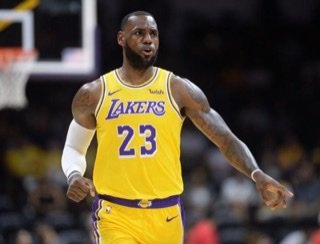 球迷们热议詹姆斯假摔被联盟警告，如何判断球员是否在假摔？