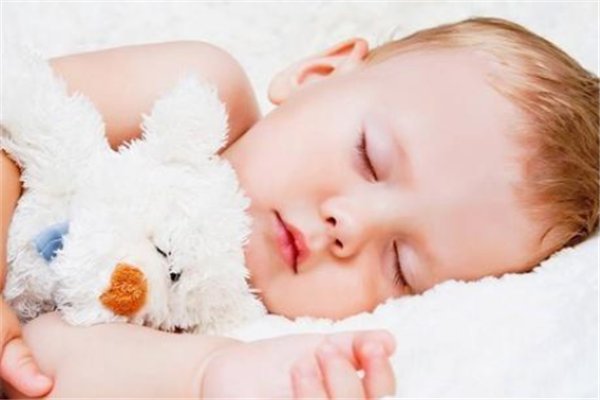 男同学掰手腕，故意输给女同学，平时如何培养孩子高情商？