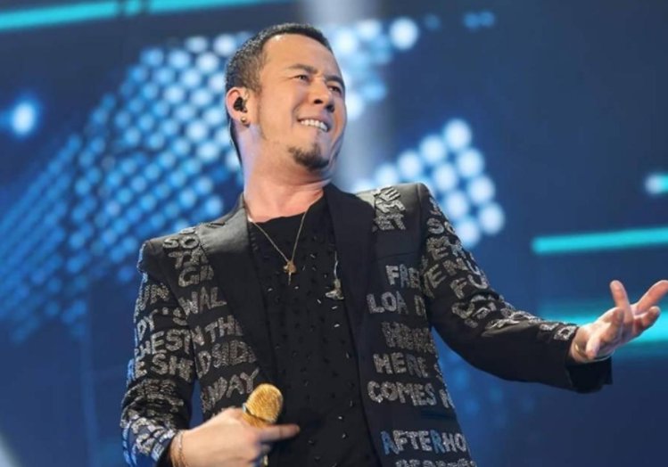 时代峰峻贺峻霖再遭私生饭骚扰，忍无可忍，他是怎样做的呢？