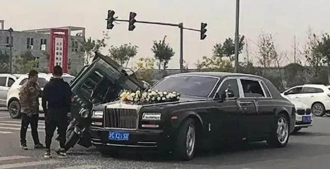 三轮车撞上劳斯莱斯全责，维修费80万起，为何有人说豪车要宽容？