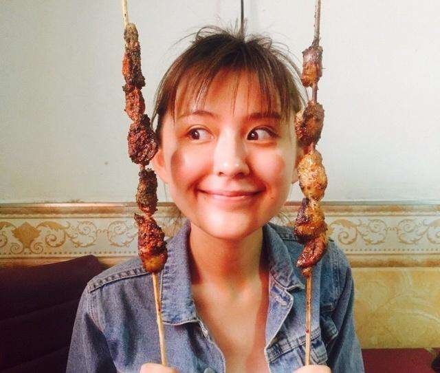 热依扎转发恶评，明星应该挂网友吗？