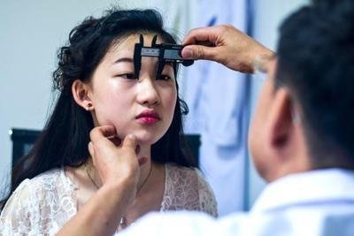 江西一女子花2万元割双眼皮失败，老公看后要闹离婚，整容有哪些风险？