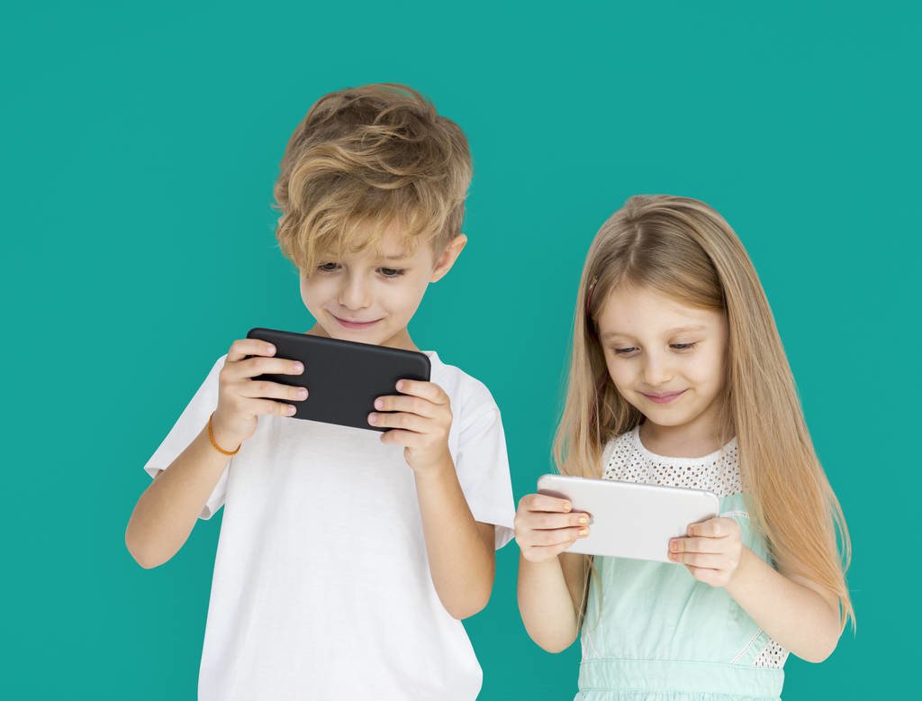 父母边玩手机边陪孩子的行为，也是一种“冷暴力”吗？