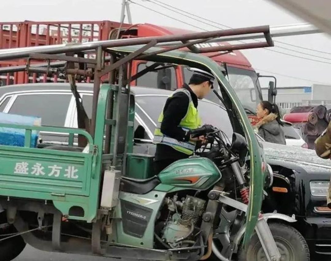 三轮车撞上劳斯莱斯全责，维修费80万起，为何有人说豪车要宽容？