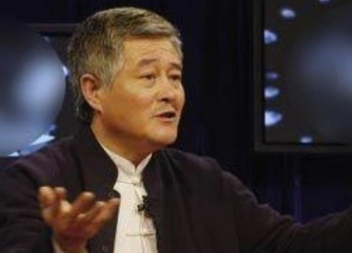 63岁赵本山凌晨四点铲雪，和众徒弟玩闹，他的生活过的如何？