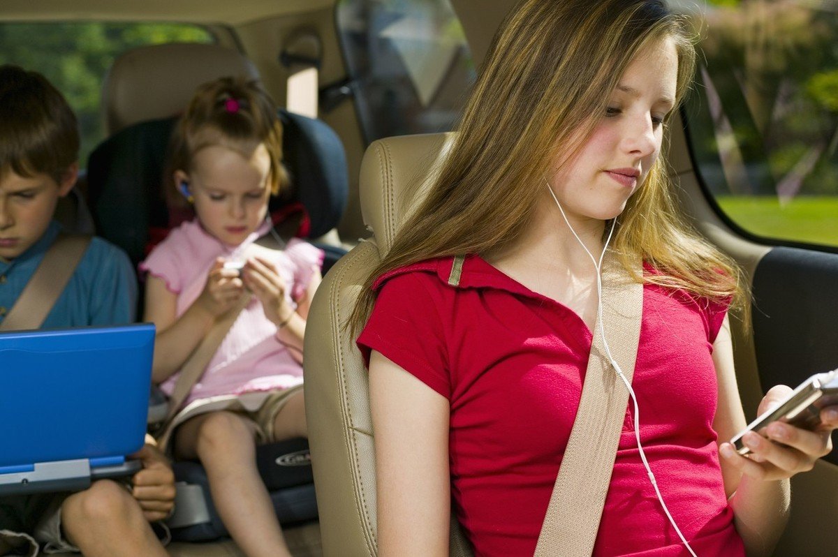 父母边玩手机边陪孩子的行为，也是一种“冷暴力”吗？