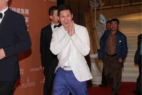 富豪钱峰雷初中就辍学打工了，究竟是靠什么发家致富的？