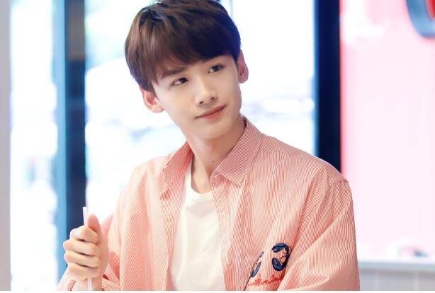 8g冲浪的白敬亭说我平常没少刷自己，他都有哪些冲浪痕迹？