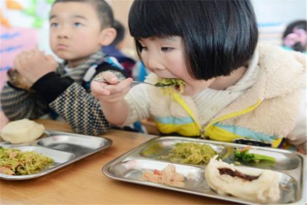 男同学掰手腕，故意输给女同学，平时如何培养孩子高情商？