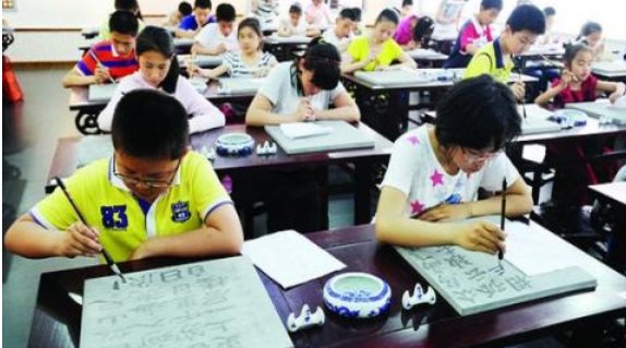 深圳中小学拟延后两小时放学引发争议，老师们为何纷纷不满？