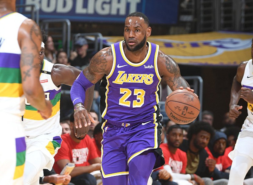 球迷们热议詹姆斯假摔被联盟警告，如何判断球员是否在假摔？