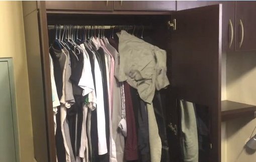 男人堵住藏在衣柜里的男子，妻子却称其是修水龙头的，事情的真相是什么？