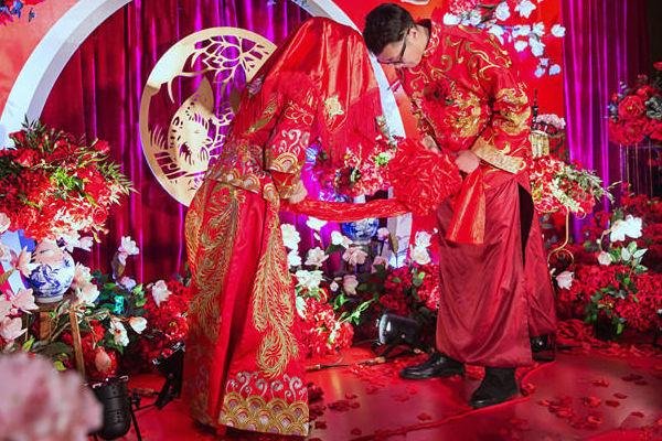 新娘父亲回应内衣不合身不让接亲，这种习俗是对的吗？