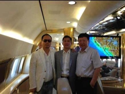 富豪钱峰雷初中就辍学打工了，究竟是靠什么发家致富的？