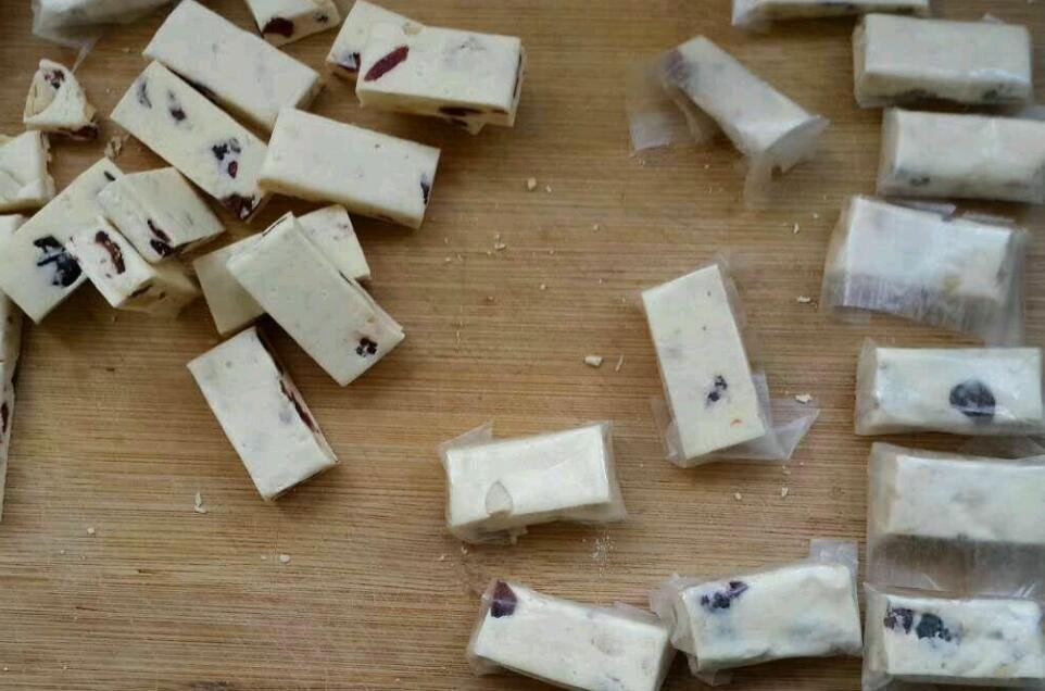 包裹奶糖的透明纸究竟是什么，吃了对身体有害吗？