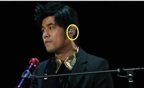 歌手唱歌时为什么要带戴耳机，有什么用处？