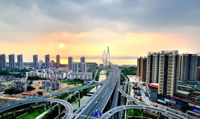 中部省份中，哪个省综合经济实力最强？为什么？