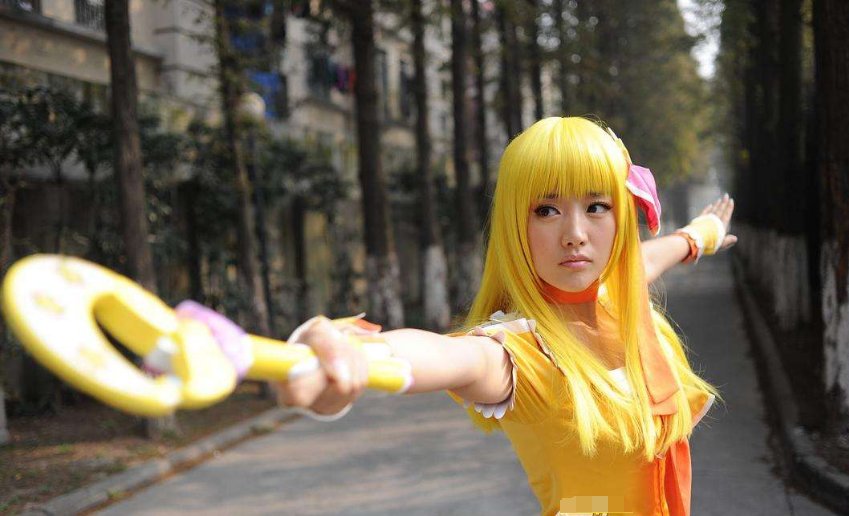 巴拉拉小魔仙中的玲珑和小蓝是同一个人演的吗