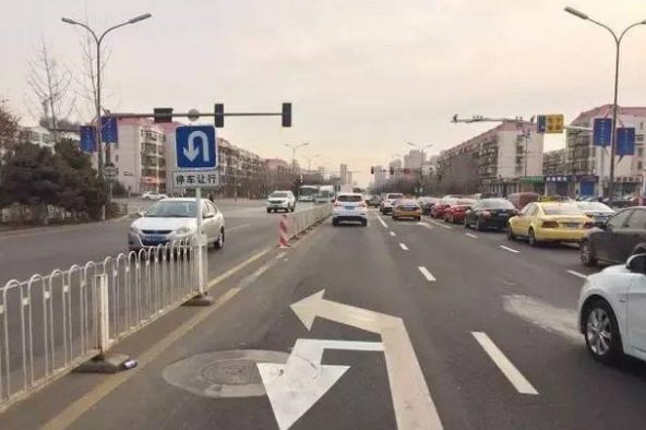 靠右侧道路行驶标志处可以掉头吗
