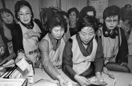 97年亚洲金融危机是如何爆发的？