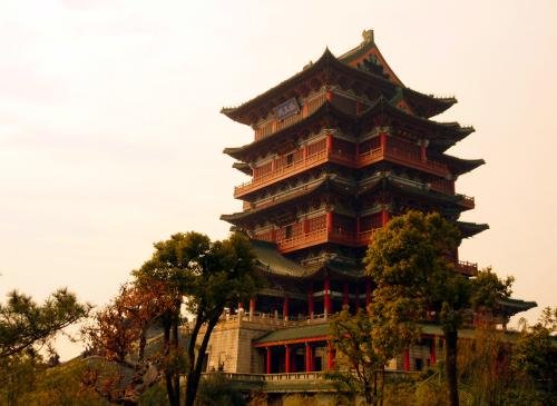 “物华天宝，人杰地灵”出自何时何处何人？