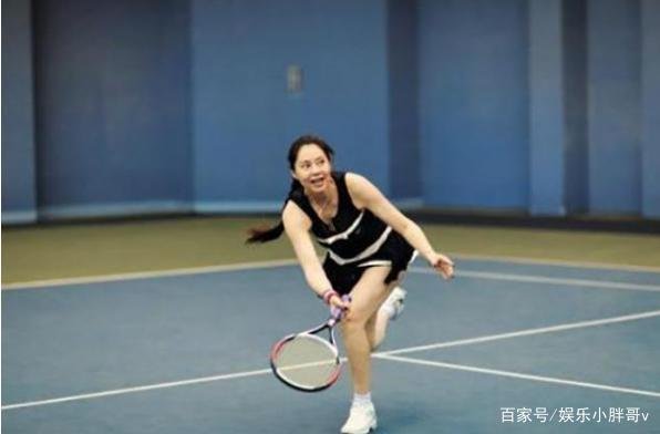 当初入美籍叛逃美国的网球冠军胡娜，回国开画展挣钱，如今怎样了？