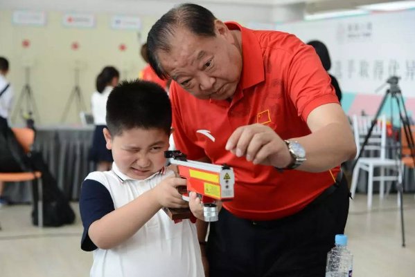 我国最早在奥运会夺得金牌的是谁