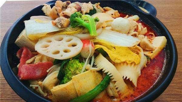 杨国福麻辣烫被曝吃出蚯蚓,门店是如何回应的?食品安全该如何保障?